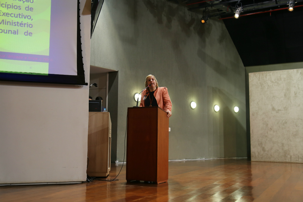 A servidora do TCEMG, Ornella de Oliveira, fez a apresentação inicial aos servidores do Estado